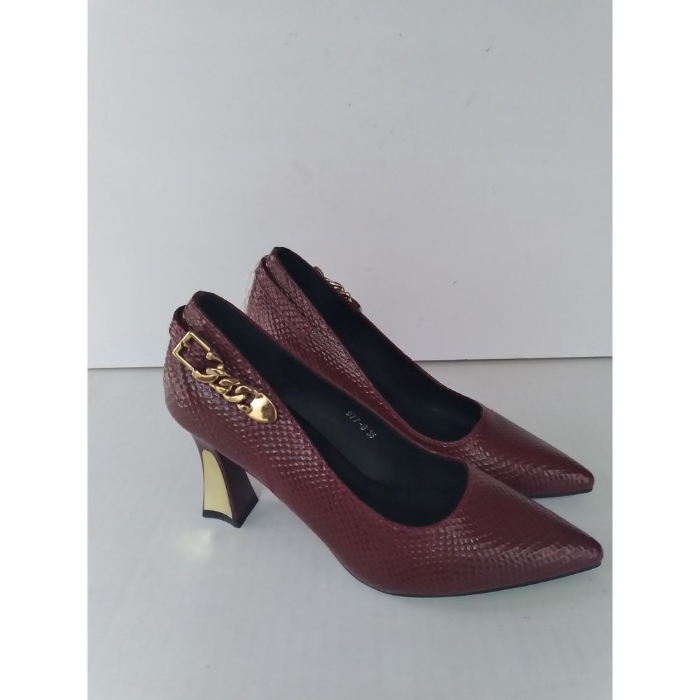 Elegant Burgundy Snake Print Pumps with Gold Chain Detail and‎ Geometric Heel